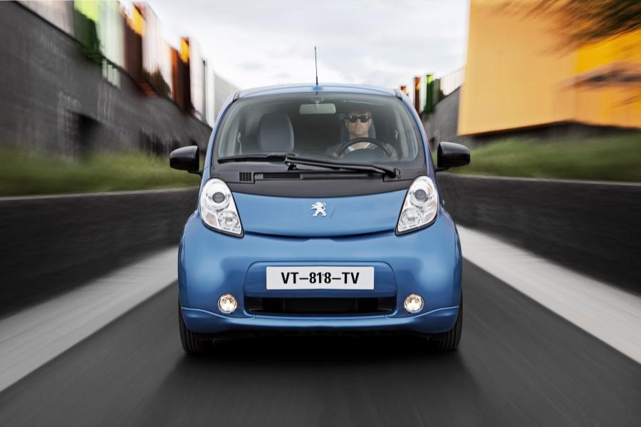  Peugeot iOn 2011 года  (фото 24 из 38)